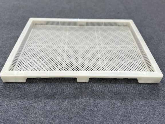 Sử dụng khay nhựa sấy thuốc dạng lỗ hay dạng kín: Chọn loại nào tối ưu?