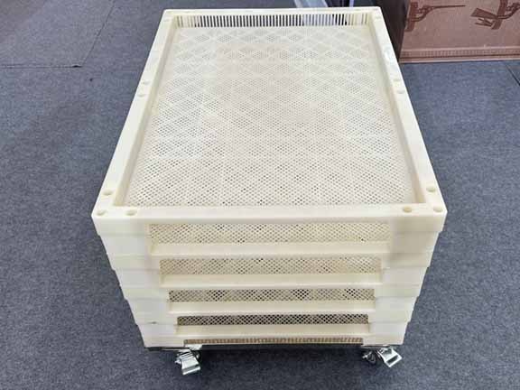 Khay sấy nhựa được thiết kế cho từng ngành với kích thước khác nhau