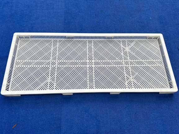 Xoài sấy vàng đều, không cháy cạnh với khay nhựa ổn định